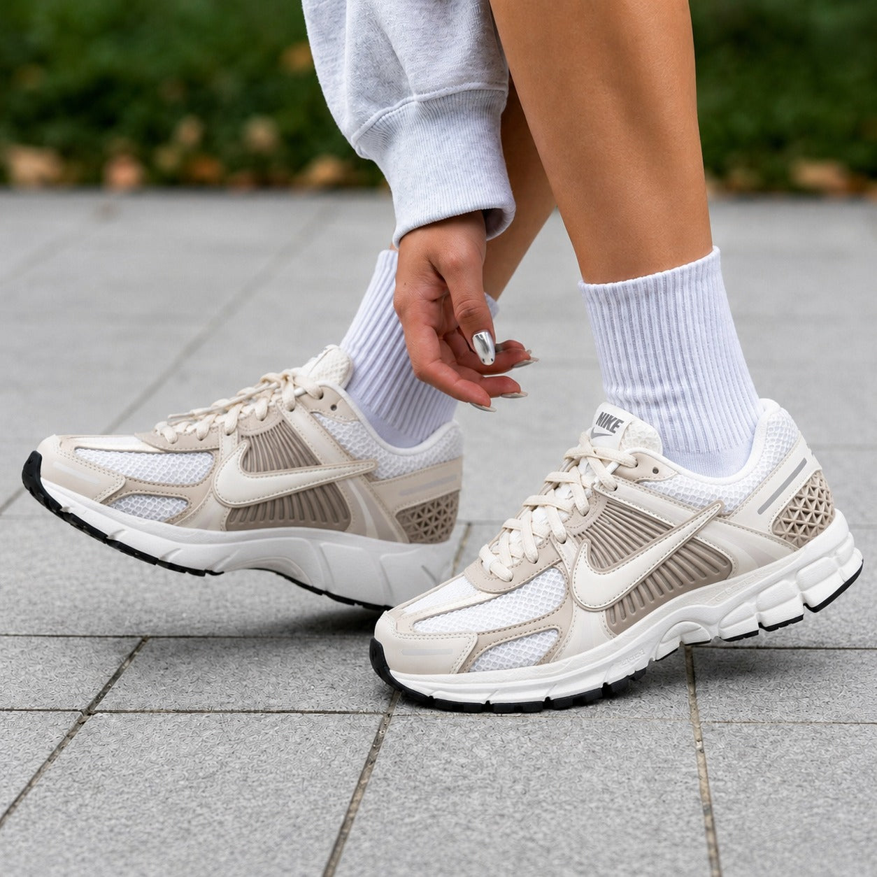 Tenis Nike VOMERO 5 Crema
