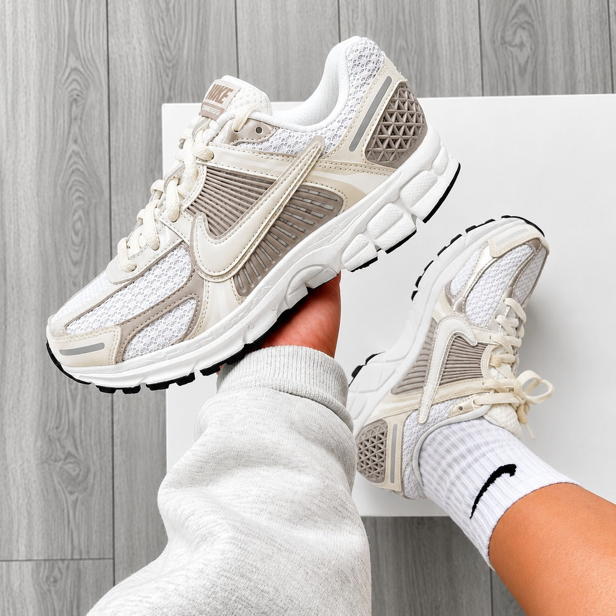Tenis Nike VOMERO 5 Crema