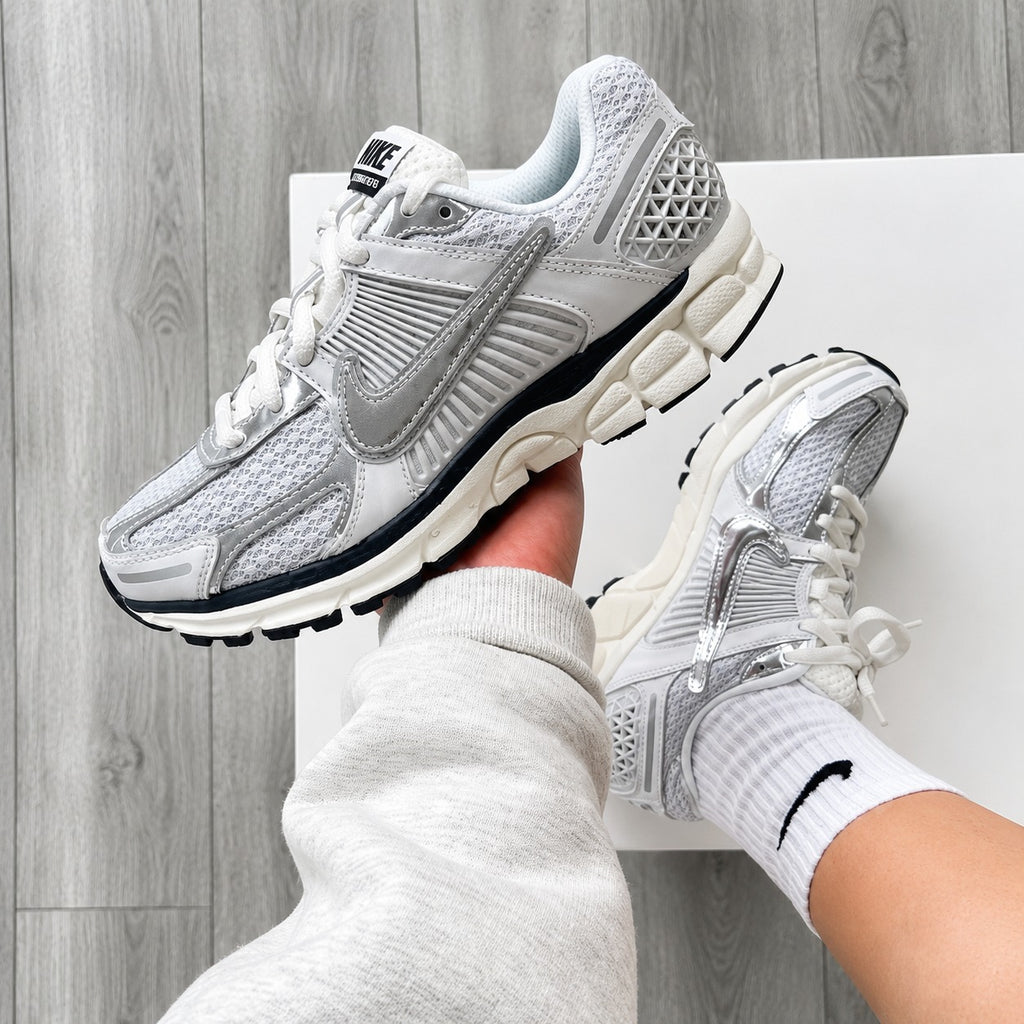 Tenis Nike VOMERO 5 Gris