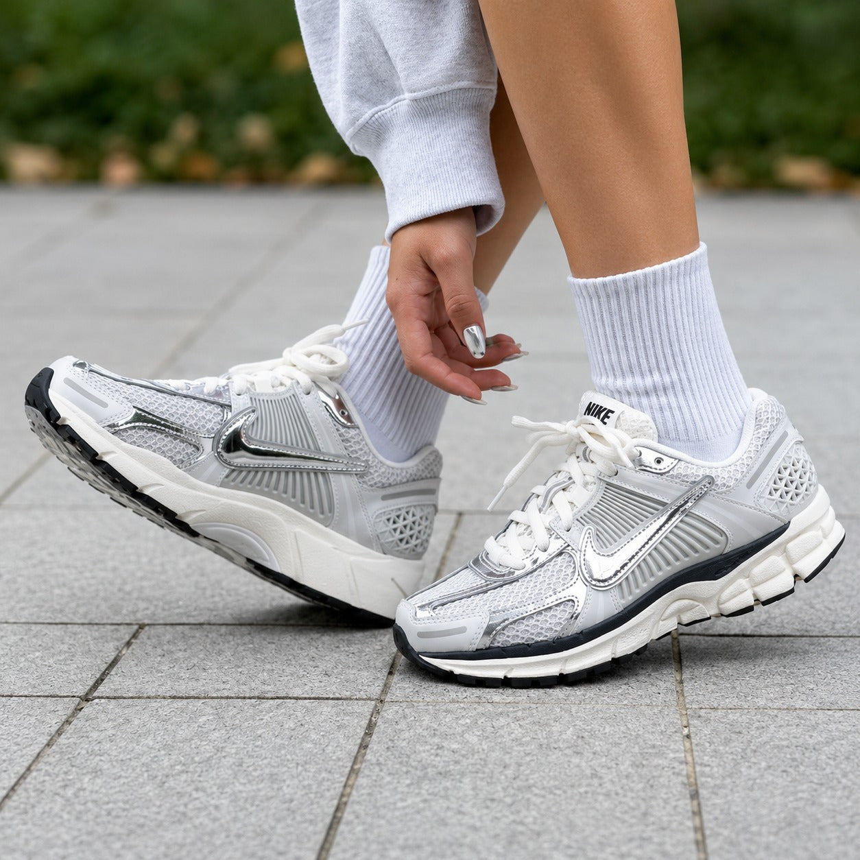 Tenis Nike VOMERO 5 Gris